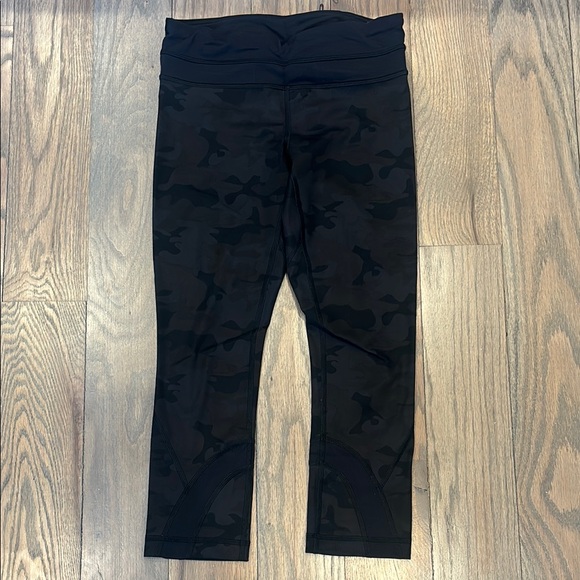 Lululemon Capri Style Black Camouflage Leggings - Picture 1 of 2